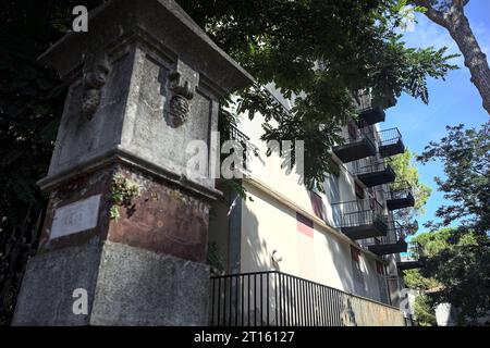 Verlassenes Hotel, umgeben von Seefangkiefern, im Zentrum einer italienischen Stadt am Meer an einem sonnigen Tag Stockfoto