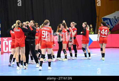 Zlin, Tschechische Republik. Oktober 2023. Tschechische Handballspieler feiern den Sieg nach der Qualifikation der Handball-Europameisterschaft der Frauen in der Gruppe 3: Tschechische Republik gegen Finnland in Zlin, Tschechische Republik, 11. Oktober 2023. Quelle: Dalibor Gluck/CTK Photo/Alamy Live News Stockfoto