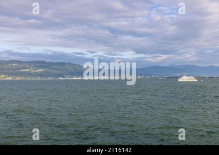 Lindau, Blick über den Bodensee in Richtung Bregenz in Österreich mit Schiffen Stockfoto