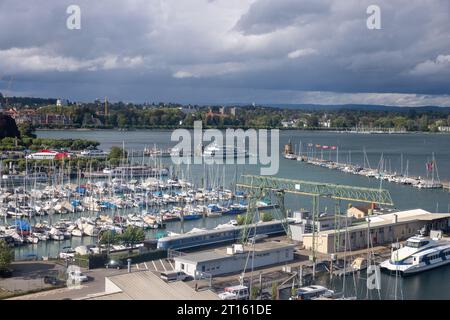 Konstanz mit Blick über den Hafen mit Schiffen zum See bei bewölktem, stürmischem Sommerwetter Stockfoto