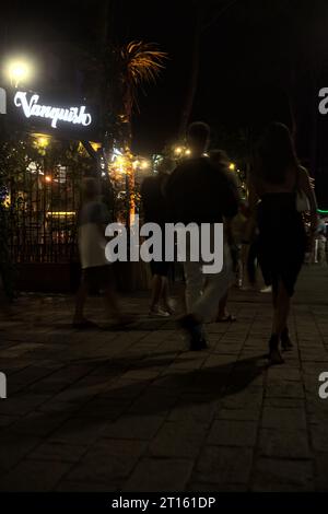 Bars auf dem Bürgersteig eines Boulevards in einer italienischen Stadt am Meer in der Nacht Stockfoto