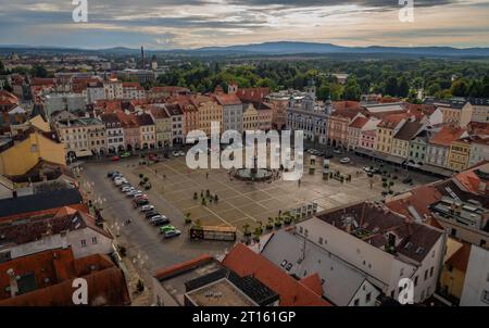 Blick vom großen alten historischen Turm am bewölkten Sommertag in Ceske Budejovice CZ 09 19 2023 Stockfoto