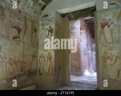 Farbenfrohe geschnitzte Reliefs in den Tafeln, die die Wände des Großen Tempels von Seti I. in der altägyptischen Stadt Abydos zieren. Stockfoto