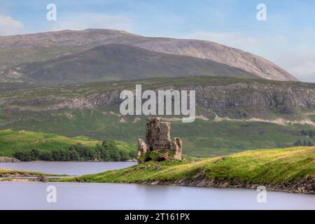 Die Ruinen von Ardvreck Castle und Calda House am Ufer des Loch Assynt in Sutherland, Schottland. Stockfoto