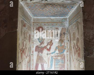 Farbenfrohe, geschnitzte Reliefs in der Osiris-Kapelle am Großen Tempel von Seti I. in Abydos, einer der ältesten Städte des alten Ägypten. Stockfoto