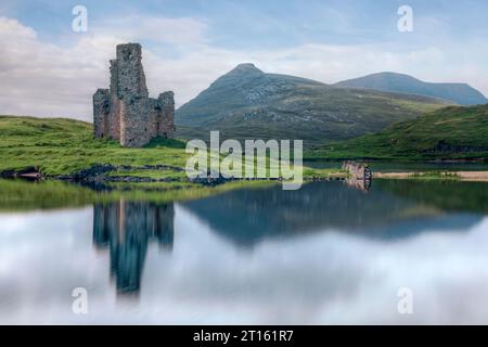 Die Ruinen von Ardvreck Castle und Calda House am Ufer des Loch Assynt in Sutherland, Schottland. Stockfoto