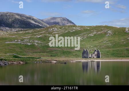 Die Ruinen von Ardvreck Castle und Calda House am Ufer des Loch Assynt in Sutherland, Schottland. Stockfoto