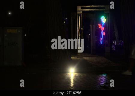 Bars auf dem Bürgersteig eines Boulevards in einer italienischen Stadt am Meer in der Nacht Stockfoto