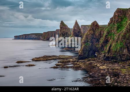 Das atemberaubende Meer stapelt sich in Duncansby Head in Caithness, Schottland. Stockfoto