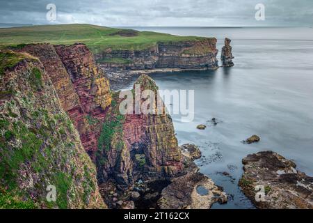Das atemberaubende Meer stapelt sich in Duncansby Head in Caithness, Schottland. Stockfoto