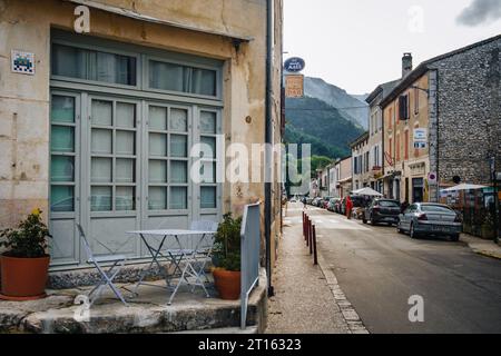 Die Hauptstraße von Chatillon en Diois (Südfrankreich, Drôme) im Sommer mit ihren Terrassen und Cafés Stockfoto