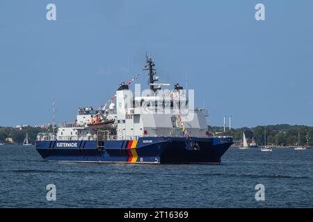 Kiel, Schleswig-Holstein, Deutschland. Juni 2023. Die SCHWADE Helgoland (Baujahr 2009), ein Patrouillenschiff des Bundeszolldienstes und der deutschen Bundesküstenwache, nimmt mit rund 60 hohen Schiffen an der Windjammerparade in der Bucht Kieler Förde in der Ostsee Teil. traditionelle Segelschiffe, Dampfschiffe und Hunderte von Segelyachten im Rahmen der Kieler Woche 2023, einer jährlichen Segelveranstaltung in Kiel. Stockfoto