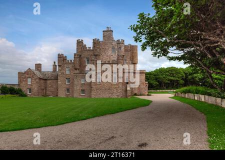 Die königliche Burg von Mey, die der verstorbenen Königin Mutter in der Nähe von Thurso, Caithness, Schottland gehörte. Stockfoto