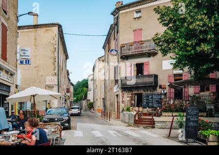 Die Hauptstraße von Chatillon en Diois (Südfrankreich, Drôme) im Sommer mit ihren Terrassen und Cafés Stockfoto