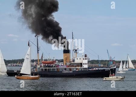 Kiel, Schleswig-Holstein, Deutschland. Juni 2023. Der 1933 gebaute Dampfeisbrecher Stettin (Mitte) nimmt 60 im Rahmen der Kieler Woche, einer jährlichen Segelveranstaltung in Kiel, an der Windjammerparade in der Kieler Förde Teil. Stockfoto