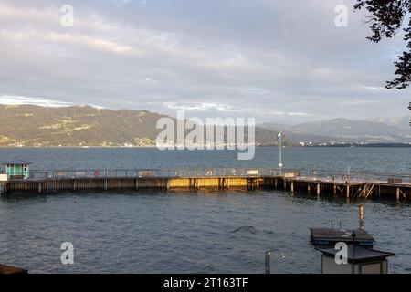 Lindau, Blick über den Swimmingpool und den Bodensee in Richtung Bregenz und die Alpen Stockfoto