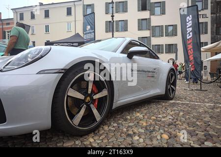 Porsche 911 GT3 auf einem Kopfsteinpflasterplatz einer italienischen Stadt Stockfoto