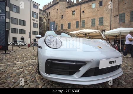 Porsche 911 GT3 auf einem Kopfsteinpflasterplatz einer italienischen Stadt Stockfoto