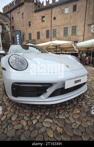 Porsche 911 GT3 auf einem Kopfsteinpflasterplatz einer italienischen Stadt Stockfoto