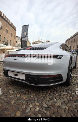 Porsche 911 GT3 auf einem Kopfsteinpflasterplatz einer italienischen Stadt Stockfoto