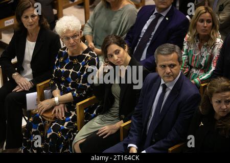 Madrid, Spanien. Oktober 2023. Die Präsidentin der Gemeinschaft Madrid, Isabel DÃ-az Ayuso (C), die während der feierlichen Zeremonie zum Gedenken an die Opfer der von Israel erlittenen Terroranschläge zur Rettung der Verletzten und zur Freilassung der entführten Geiseln, die von der Jüdischen Gemeinde Madrid, Makkabi Spanien, organisiert wurde, die Bet El Community und die Jüdische Gemeinde Reformisten oder Hadasch in der Beth Yaacov Synagoge in Madrid. (Credit Image: © David Canales/SOPA Images via ZUMA Press Wire) NUR REDAKTIONELLE VERWENDUNG! Nicht für kommerzielle ZWECKE! Stockfoto