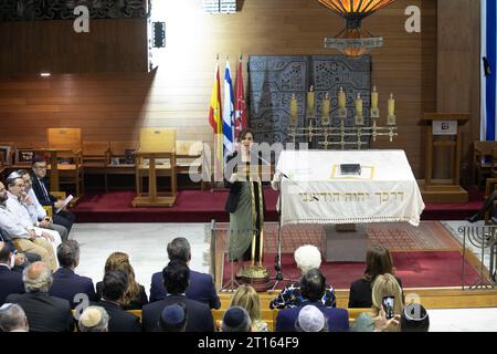 Madrid, Spanien. Oktober 2023. Die Präsidentin der Gemeinschaft Madrid, Isabel DÃ-az Ayuso, wendet sich an die Anwesenden, die während der feierlichen Zeremonie zum Gedenken an die Opfer der Terroranschläge Israels anwesend waren, um die Verletzten zu retten und die entführten Geiseln freizulassen, die von der Jüdischen Gemeinde Madrid organisiert wurde. Maccabi Spanien, die Bet El Community und die Jüdische Gemeinde Reformisten oder Hadash in der Beth Yaacov Synagoge in Madrid. (Credit Image: © David Canales/SOPA Images via ZUMA Press Wire) NUR REDAKTIONELLE VERWENDUNG! Nicht für kommerzielle ZWECKE! Stockfoto