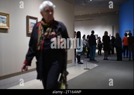 New York, USA. Oktober 2023. Die Besucher besuchen die Pressevorschau der Ausstellung „Vertigo of Color: Matisse, Derain, and the Origins of Fauvism“ im Metropolitan Museum of Art in New York, New York, 11. Oktober 2023. (Foto: Anthony Behar/SIPA USA) Credit: SIPA USA/Alamy Live News Stockfoto