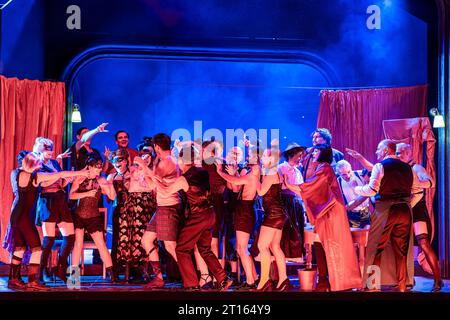 Cottbus, Deutschland. Oktober 2023. Sänger der Oper „der Rosenkavalier“ stehen während einer Fotoprobe für die Oper „der Rosenkavalier“ im Großen Haus des Cottbuser Staatstheaters auf der Bühne. Die Komödie für Musik von Richard Strauss und das Libretto von Hugo von Hofmannsthal steht unter der musikalischen Leitung von Generalmusikdirektor Alexander Merzyn und wird am 14. Oktober 2023 uraufgeführt. Tomo Sugao führte Regie, Frank Philipp Schlößmann entwarf die Bühne, Judith Adam entwarf die Kostüme und Diego Leetz stellte das Licht. Vermerk: Frank Hammerschmidt/dpa/Alamy Live News Stockfoto