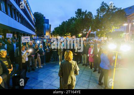 Mainz, Deutschland. Oktober 2023. Malu Dreyer (SPD), Ministerpräsident von Rheinland-Pfalz, spricht auf der Solidaritätskundgebung. Die Jüdische Religionsgemeinschaft Mainz-Rheinhessen und die Deutsch-israelische Gesellschaft Mainz haben unter dem Motto "Nein zum Terror, ja zu Israel" zu einer Solidaritätskundgebung in der Innenstadt aufgerufen. Darlegung: Andreas Arnold/dpa/Alamy Live News Stockfoto