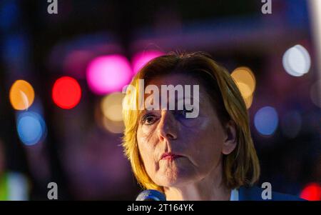 Mainz, Deutschland. Oktober 2023. Malu Dreyer (SPD), Ministerpräsident von Rheinland-Pfalz, spricht auf der Solidaritätskundgebung. Die Jüdische Religionsgemeinschaft Mainz-Rheinhessen und die Deutsch-israelische Gesellschaft Mainz haben unter dem Motto "Nein zum Terror, ja zu Israel" zu einer Solidaritätskundgebung in der Innenstadt aufgerufen. Darlegung: Andreas Arnold/dpa/Alamy Live News Stockfoto