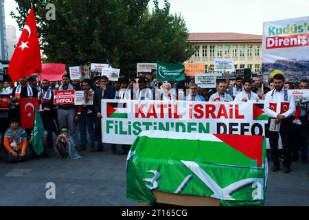 11. Oktober 2023: Gaziantep, Turkiye. 11. Oktober 2023. Mitglieder und Unterstützer der Furkan-Bewegung in Gaziantep halten eine Demonstration in Solidarität mit den Palästinensern und gegen die laufenden israelischen Angriffe auf den Gazastreifen ab. Demonstranten trugen die palästinensische Nationalflagge und Banner, die den palästinensischen Widerstand unterstützten, wobei einige der Teilnehmer sich als Palästinenser in ihrem langen Kampf gegen die israelische Besatzung AUSGEBEN (Foto: © Zakariya Yahya/IMAGESLIVE via ZUMA Press Wire) NUR REDAKTIONELLE VERWENDUNG! Nicht für kommerzielle ZWECKE! Stockfoto