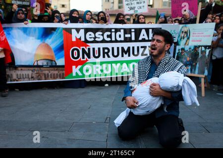 11. Oktober 2023: Gaziantep, Turkiye. 11. Oktober 2023. Mitglieder und Unterstützer der Furkan-Bewegung in Gaziantep halten eine Demonstration in Solidarität mit den Palästinensern und gegen die laufenden israelischen Angriffe auf den Gazastreifen ab. Demonstranten trugen die palästinensische Nationalflagge und Banner, die den palästinensischen Widerstand unterstützten, wobei einige der Teilnehmer sich als Palästinenser in ihrem langen Kampf gegen die israelische Besatzung AUSGEBEN (Foto: © Zakariya Yahya/IMAGESLIVE via ZUMA Press Wire) NUR REDAKTIONELLE VERWENDUNG! Nicht für kommerzielle ZWECKE! Stockfoto