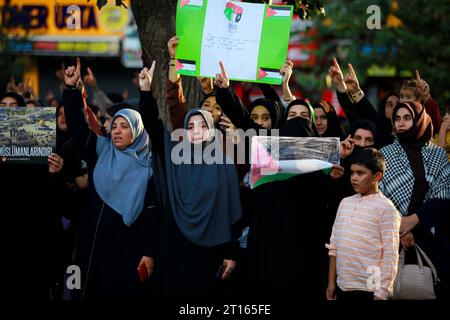 11. Oktober 2023: Gaziantep, Turkiye. 11. Oktober 2023. Mitglieder und Unterstützer der Furkan-Bewegung in Gaziantep halten eine Demonstration in Solidarität mit den Palästinensern und gegen die laufenden israelischen Angriffe auf den Gazastreifen ab. Demonstranten trugen die palästinensische Nationalflagge und Banner, die den palästinensischen Widerstand unterstützten, wobei einige der Teilnehmer sich als Palästinenser in ihrem langen Kampf gegen die israelische Besatzung AUSGEBEN (Foto: © Zakariya Yahya/IMAGESLIVE via ZUMA Press Wire) NUR REDAKTIONELLE VERWENDUNG! Nicht für kommerzielle ZWECKE! Stockfoto