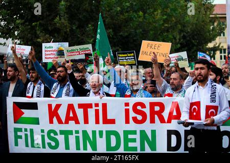 11. Oktober 2023: Gaziantep, Turkiye. 11. Oktober 2023. Mitglieder und Unterstützer der Furkan-Bewegung in Gaziantep halten eine Demonstration in Solidarität mit den Palästinensern und gegen die laufenden israelischen Angriffe auf den Gazastreifen ab. Demonstranten trugen die palästinensische Nationalflagge und Banner, die den palästinensischen Widerstand unterstützten, wobei einige der Teilnehmer sich als Palästinenser in ihrem langen Kampf gegen die israelische Besatzung AUSGEBEN (Foto: © Zakariya Yahya/IMAGESLIVE via ZUMA Press Wire) NUR REDAKTIONELLE VERWENDUNG! Nicht für kommerzielle ZWECKE! Stockfoto