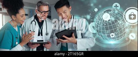 Ärzte, Krankenschwestern und Tablets mit Erfolg im Gesundheitswesen, Applaus und Feier der Ergebnisse oder Lösung im Krankenhaus. Glückliches medizinisches Team, Mentor und Studenten Stockfoto