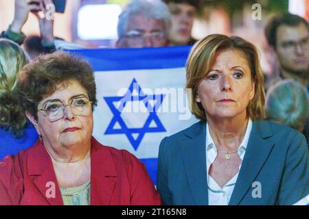 Mainz, Deutschland. Oktober 2023. Anna Kischner (l), Vorsitzende der Jüdischen Religionsgemeinschaft Mainz-Rheinhessen, und Malu Dreyer (SPD), Ministerpräsident von Rheinland-Pfalz, stehen bei der Solidaritätskundgebung zusammen. Die Jüdische Religionsgemeinschaft Mainz-Rheinhessen und die Deutsch-israelische Gesellschaft Mainz haben unter dem Motto "Nein zum Terror, ja zu Israel" zu einer Solidaritätskundgebung in der Innenstadt aufgerufen. Darlegung: Andreas Arnold/dpa/Alamy Live News Stockfoto