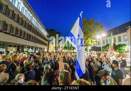 Mainz, Deutschland. Oktober 2023. Ein Teilnehmer hält bei der Solidaritätskundgebung eine Flagge des Staates Israel hoch. Die Jüdische Religionsgemeinschaft Mainz-Rheinhessen und die Deutsch-israelische Gesellschaft Mainz haben unter dem Motto "Nein zum Terror, ja zu Israel" zu einer Solidaritätskundgebung in der Innenstadt aufgerufen. Darlegung: Andreas Arnold/dpa/Alamy Live News Stockfoto