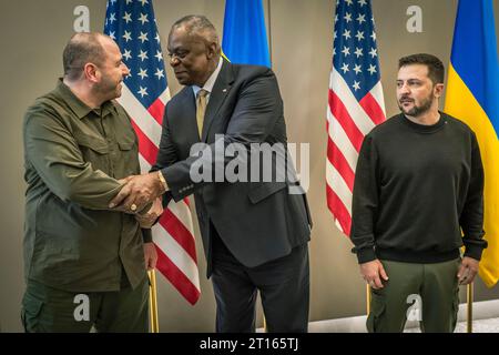 Brüssel, Belgien Oktober 2023. US-Verteidigungsminister Lloyd Austin, Mitte, begrüßt ukrainischer Verteidigungsminister Rustem Umerov, links, wie ukrainischer Präsident Wolodymyr Zelenskyj, rechts, während der 16. Sitzung der ukrainischen Verteidigungskontaktgruppe im NATO-Hauptquartier am 11. Oktober 2023 in Brüssel, Belgien, zusieht. Quelle: Chad McNeeley/DOD Photo/Alamy Live News Stockfoto