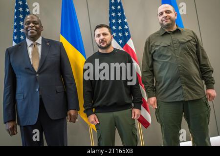 Brüssel, Belgien Oktober 2023. Von links nach rechts: US-Verteidigungsminister Lloyd Austin, ukrainischer Präsident Wolodymyr Zelenskyj und ukrainischer Verteidigungsminister Rustem Umerov posieren vor dem Beginn der 16. Sitzung der ukrainischen Verteidigungskontaktgruppe im NATO-Hauptquartier am 11. Oktober 2023 in Brüssel, Belgien. Quelle: Chad McNeeley/DOD Photo/Alamy Live News Stockfoto