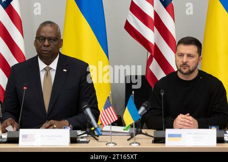 Brüssel, Belgien Oktober 2023. US-Verteidigungsminister Lloyd Austin, links, und ukrainischer Präsident Wolodymyr Zelenskyj, rechts, hören während des 16. Treffens der ukrainischen Verteidigungskontaktgruppe im NATO-Hauptquartier am 11. Oktober 2023 in Brüssel zu. Quelle: Chad McNeeley/DOD Photo/Alamy Live News Stockfoto