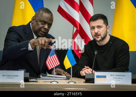 Brüssel, Belgien Oktober 2023. US-Verteidigungsminister Lloyd Austin, links, kommentiert, wie der ukrainische Präsident Wolodymyr Zelenskyj, rechts, während des 16. Treffens der ukrainischen Verteidigungskontaktgruppe im NATO-Hauptquartier am 11. Oktober 2023 in Brüssel, Belgien, zusieht. Quelle: Chad McNeeley/DOD Photo/Alamy Live News Stockfoto