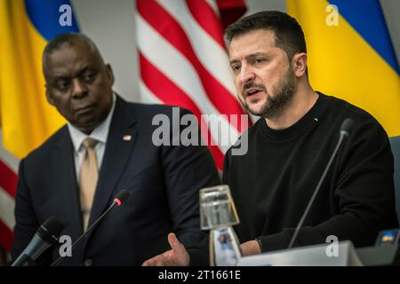 Brüssel, Belgien Oktober 2023. Der ukrainische Präsident Wolodymyr Zelenskyj, rechts, kommentiert als US-Verteidigungsminister Lloyd Austin, links, während des 16. Treffens der ukrainischen Verteidigungskontaktgruppe im NATO-Hauptquartier am 11. Oktober 2023 in Brüssel, Belgien. Quelle: Chad McNeeley/DOD Photo/Alamy Live News Stockfoto