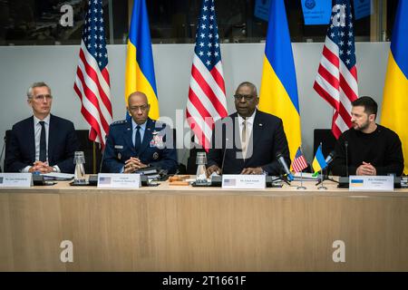 Brüssel, Belgien Oktober 2023. Von links nach rechts: NATO-Generalsekretär Jens Stoltenberg, US-Vorsitzender des Joint Chiefs General CQ Brown, US-Verteidigungsminister Lloyd Austin und ukrainischer Präsident Wolodymyr Zelenskyy, während des 16. Treffens der ukrainischen Verteidigungskontaktgruppe im NATO-Hauptquartier am 11. Oktober 2023 in Brüssel, Belgien. Quelle: Chad McNeeley/DOD Photo/Alamy Live News Stockfoto