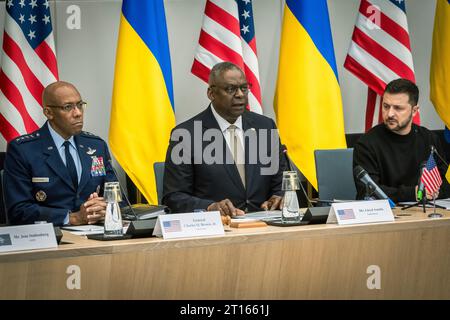 Brüssel, Belgien Oktober 2023. Von links nach rechts: US-Vorsitzender der Joint Chiefs General CQ Brown, US-Verteidigungsminister Lloyd Austin und ukrainischer Präsident Wolodymyr Zelenskyy, während der 16. Sitzung der Ukraine-Verteidigungskontaktgruppe am NATO-Hauptquartier am 11. Oktober 2023 in Brüssel, Belgien. Quelle: Chad McNeeley/DOD Photo/Alamy Live News Stockfoto