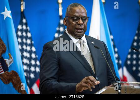 Brüssel, Belgien Oktober 2023. US-Verteidigungsminister Lloyd Austin antwortet auf eine Frage während einer Pressekonferenz zum Abschluss der 16. Sitzung der Ukraine-Verteidigungskontaktgruppe im NATO-Hauptquartier am 11. Oktober 2023 in Brüssel, Belgien. Quelle: Chad McNeeley/DOD Photo/Alamy Live News Stockfoto