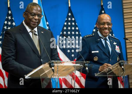 Brüssel, Belgien Oktober 2023. US-Verteidigungsminister Lloyd Austin, Linke, und US-Vorsitzender des Joint Chiefs General CQ Brown, teilen einen kurzen Moment während einer Pressekonferenz zum Abschluss der 16. Sitzung der Ukraine-Verteidigungskontaktgruppe im NATO-Hauptquartier am 11. Oktober 2023 in Brüssel, Belgien. Quelle: Chad McNeeley/DOD Photo/Alamy Live News Stockfoto