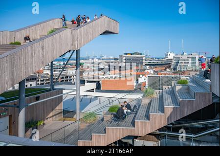 Dachgarten von Salling in Aarhus, Dänemark, mit Touristen auf einer Treppe, Weitwinkelaufnahme Stockfoto