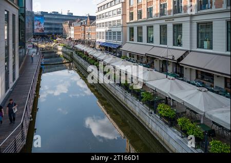 Blick aus der Vogelperspektive, Stadtzentrum von Aarhus mit Einkaufsstraße, Restaurants, Cafés und Geschäften und Fluss vor dem Abend, Dänemark Stockfoto