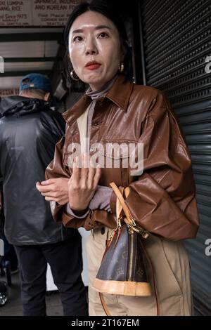 Seattle, USA. September 2023. Eine Frau, die eine Louis Vuitton Tasche in der Pike Place Market hält. Stockfoto