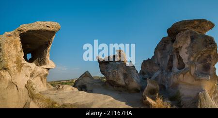 Historische Forty Treppen Rock und Phrygian Rock Chambers am Lake Emre. Phrygisches Tal. Reiseziele in der Türkei. Ihsaniye Bezirk, Afyonkarahisa Stockfoto